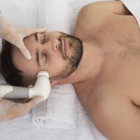 masseur-taking-care-her-client